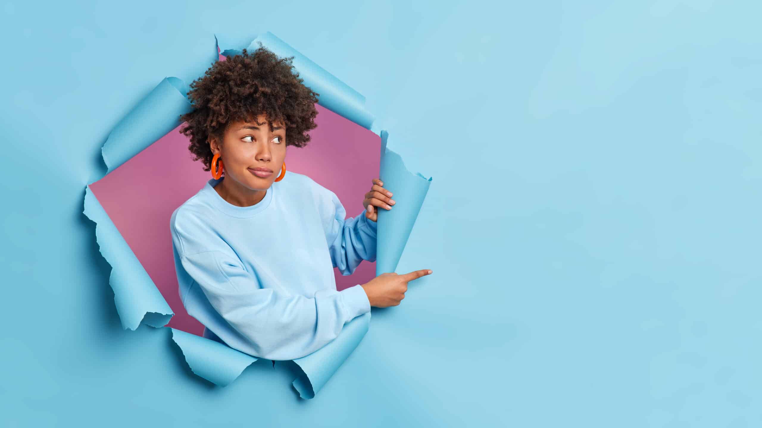 femme afro americaine serieuse pointe espace vide scaled