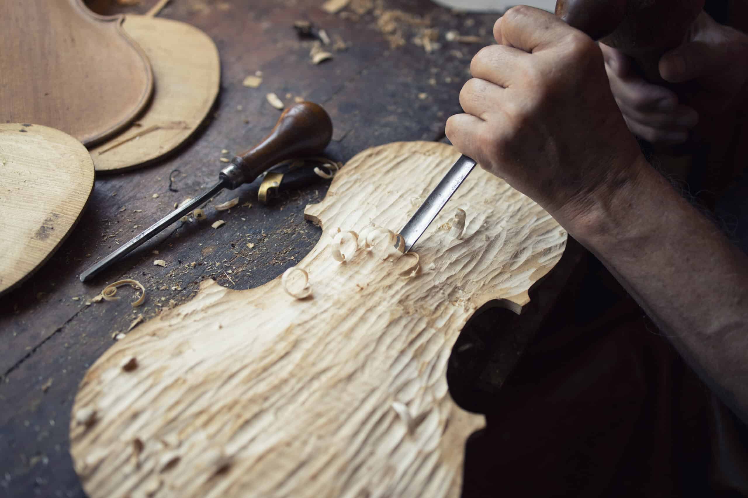 L’Artisan Bronzier du Luminaire : Un Métier d’Art Intemporel | Artisanat d'art