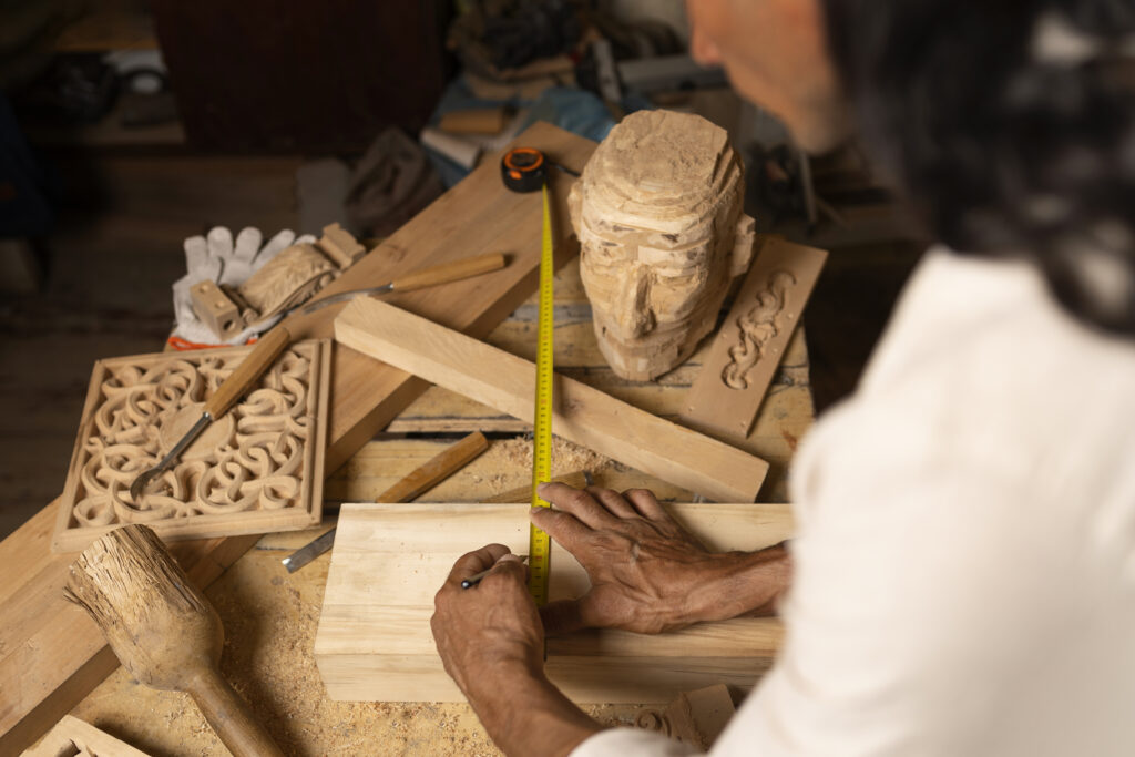 Artisan d'art sculpteur sur bois en 2025
