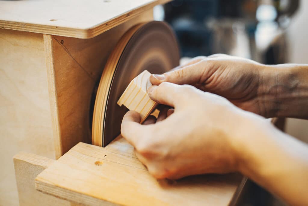 Artisan d'art sculpteur sur bois en 2025