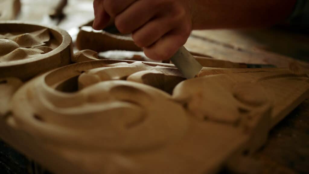 Artisan d'art sculpteur sur bois en 2025