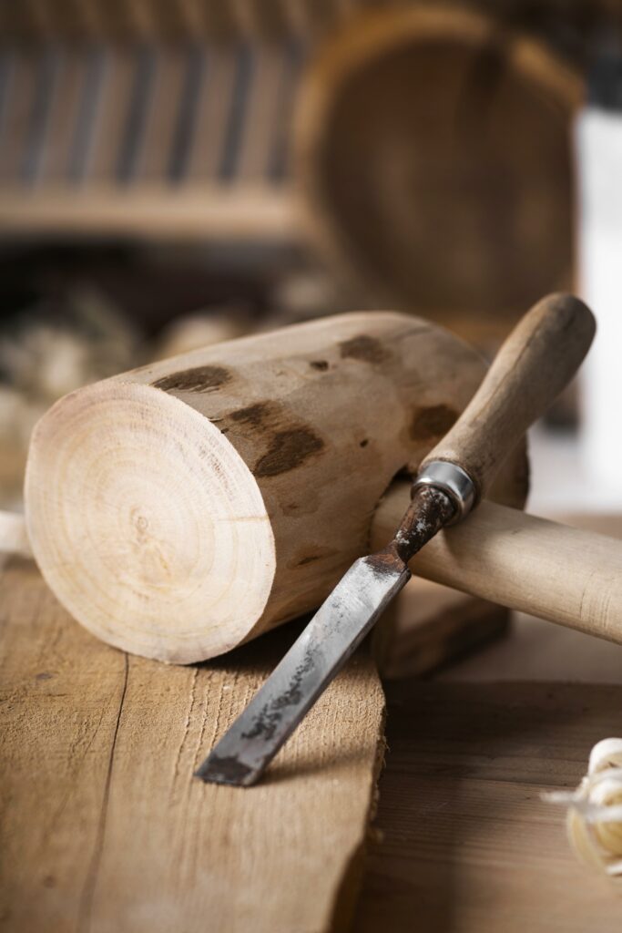 Sculpteur sur bois : Carrières, débouchés et formations en 2025 - Métiers d'art, Ameublement et décoration - Artisanat d'art