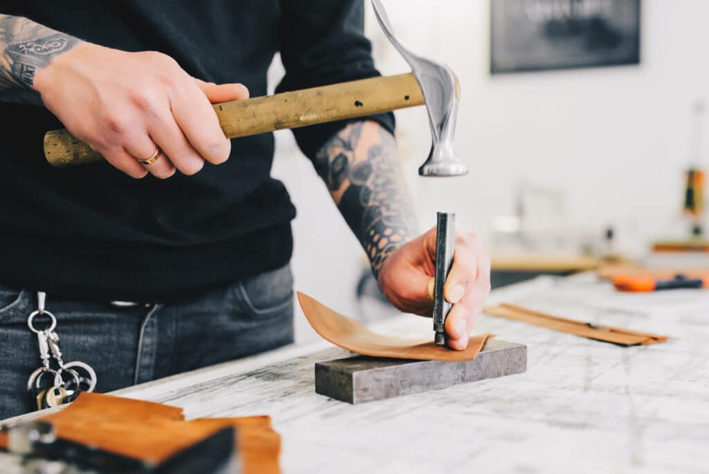 Artisanat d’art et reconversion professionnelle : Un pari gagnant en 2025 ?