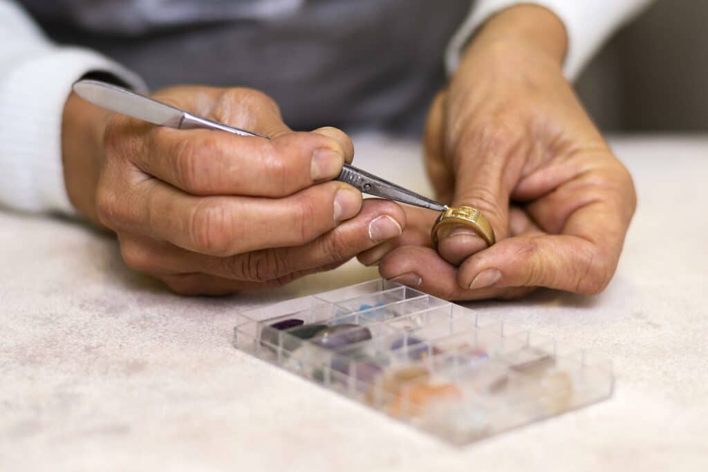 Artisan Bijoutier Joaillier : L’Art de Créer des Bijoux Uniques et Précieux | Artisanat d'art