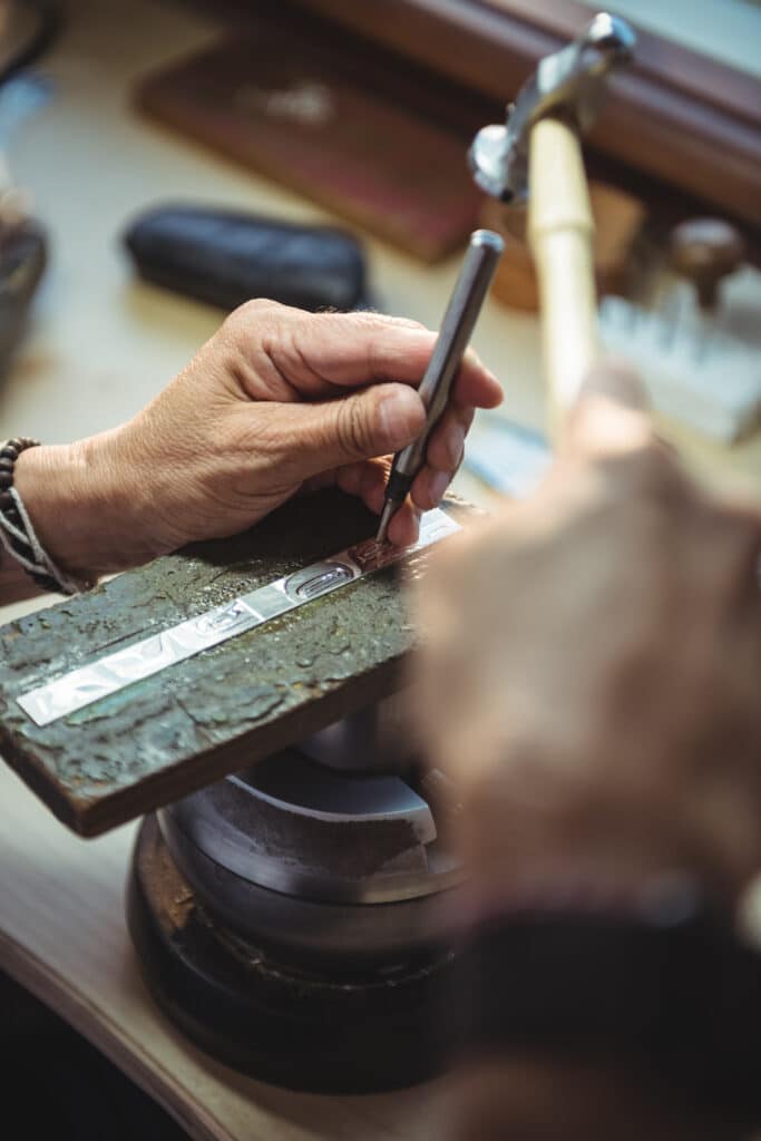 Artisanat d’art et reconversion professionnelle : Un pari gagnant en 2025 ?