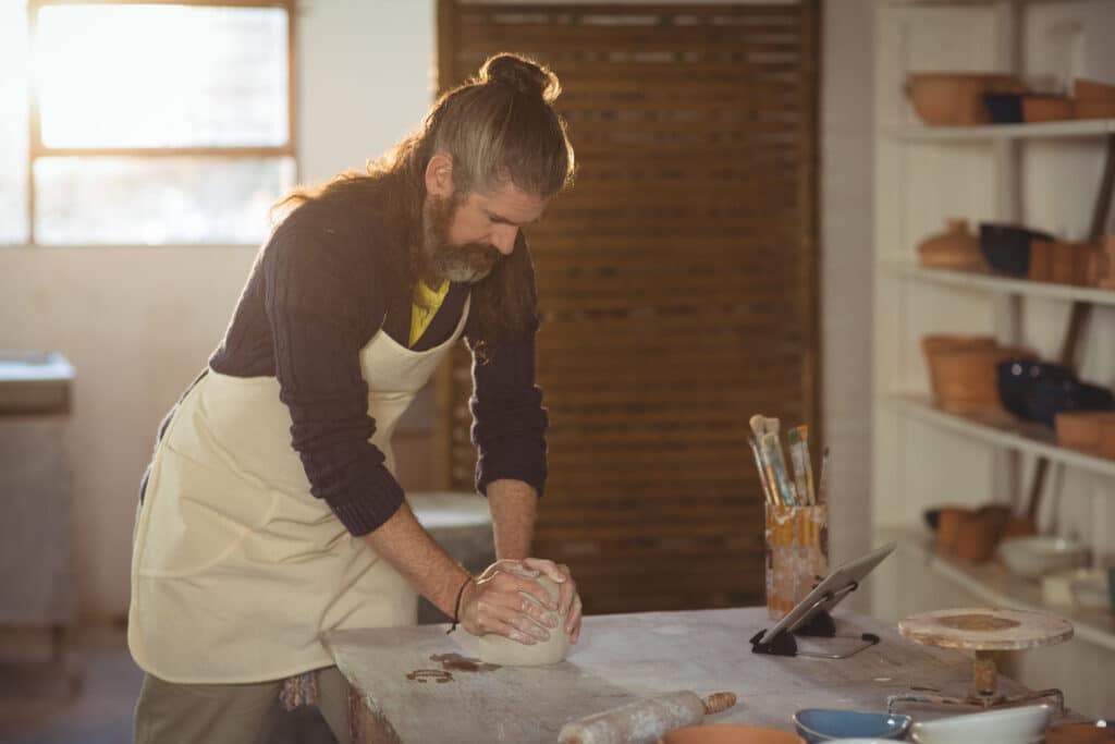 Artisanat d’art et reconversion professionnelle : Un pari gagnant en 2025 ?