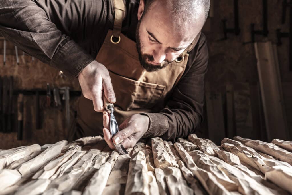 Sculpteur sur bois : Carrières, débouchés et formations en 2025 - Métiers d'art, Ameublement et décoration - Artisanat d'art