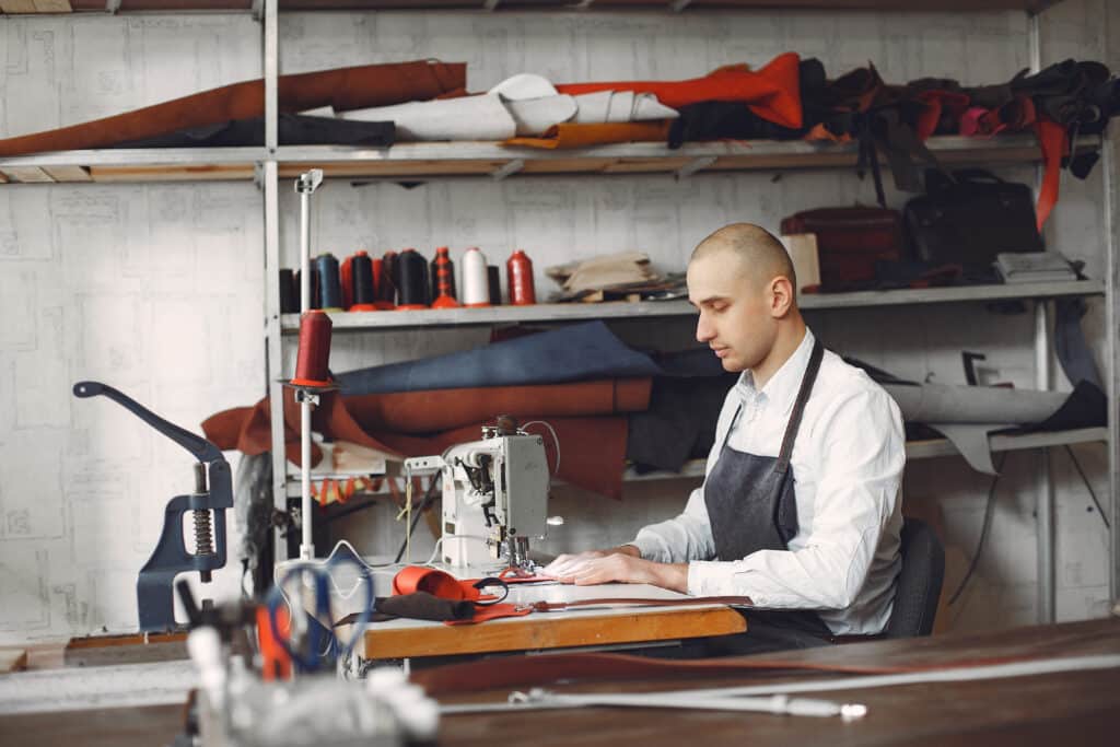 Artisanat d’art et reconversion professionnelle : Un pari gagnant en 2025 ?