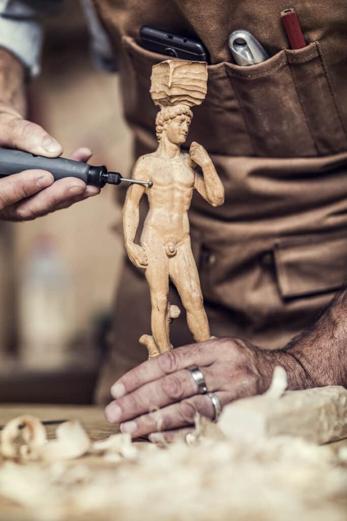 Sculpteur sur bois : Carrières, débouchés et formations en 2025 - Métiers d'art, Ameublement et décoration - Artisanat d'art