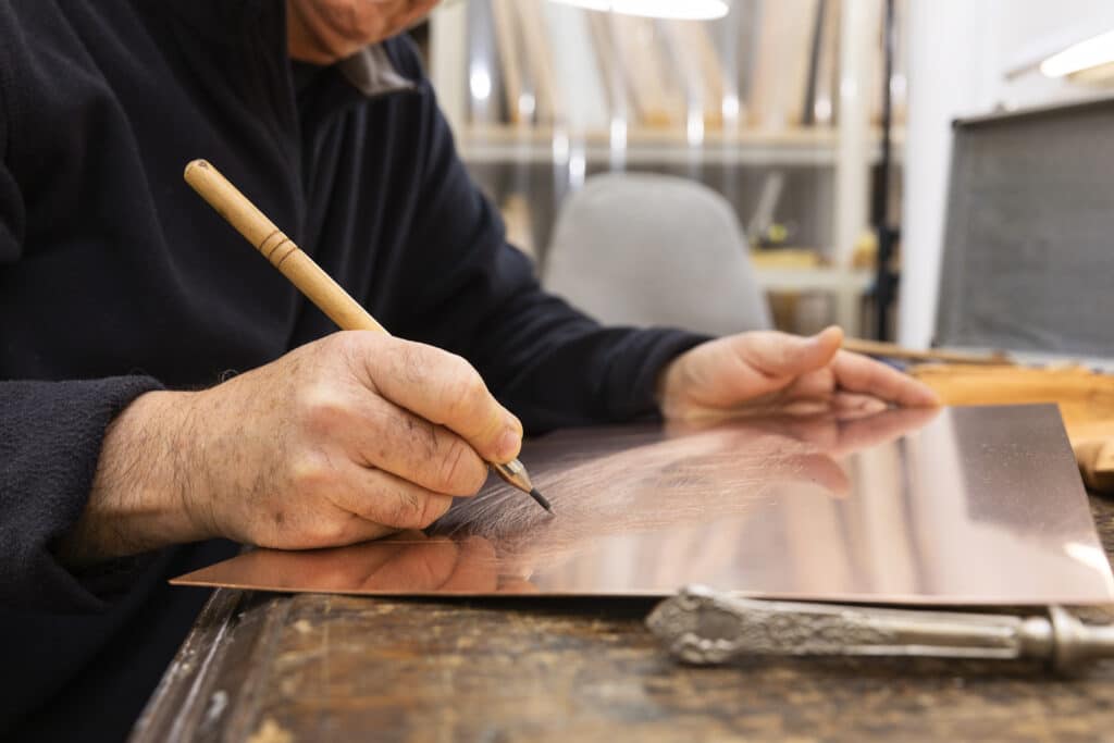 La Dorure sur Cuir : Un Savoir-Faire d'Exception au Service de la Maroquinerie et de la Reliure | Artisanat d'art