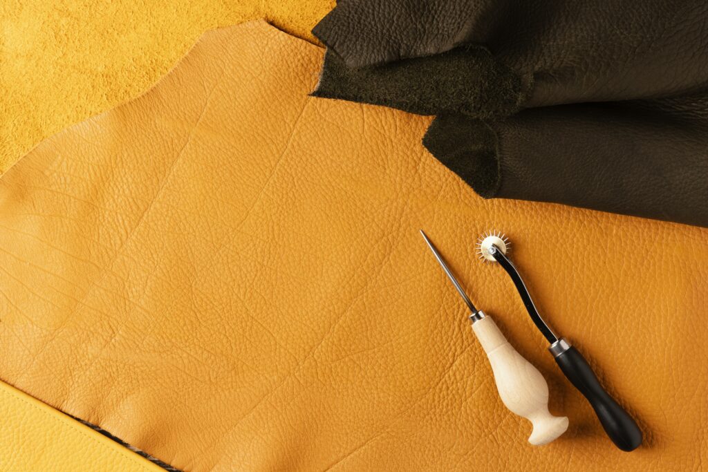La Dorure sur Cuir : Un Savoir-Faire d'Exception au Service de la Maroquinerie et de la Reliure | Artisanat d'art