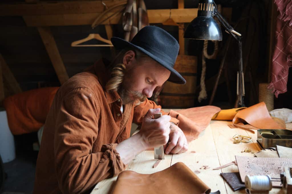 La Dorure sur Cuir : Un Savoir-Faire d'Exception au Service de la Maroquinerie et de la Reliure | Artisanat d'art