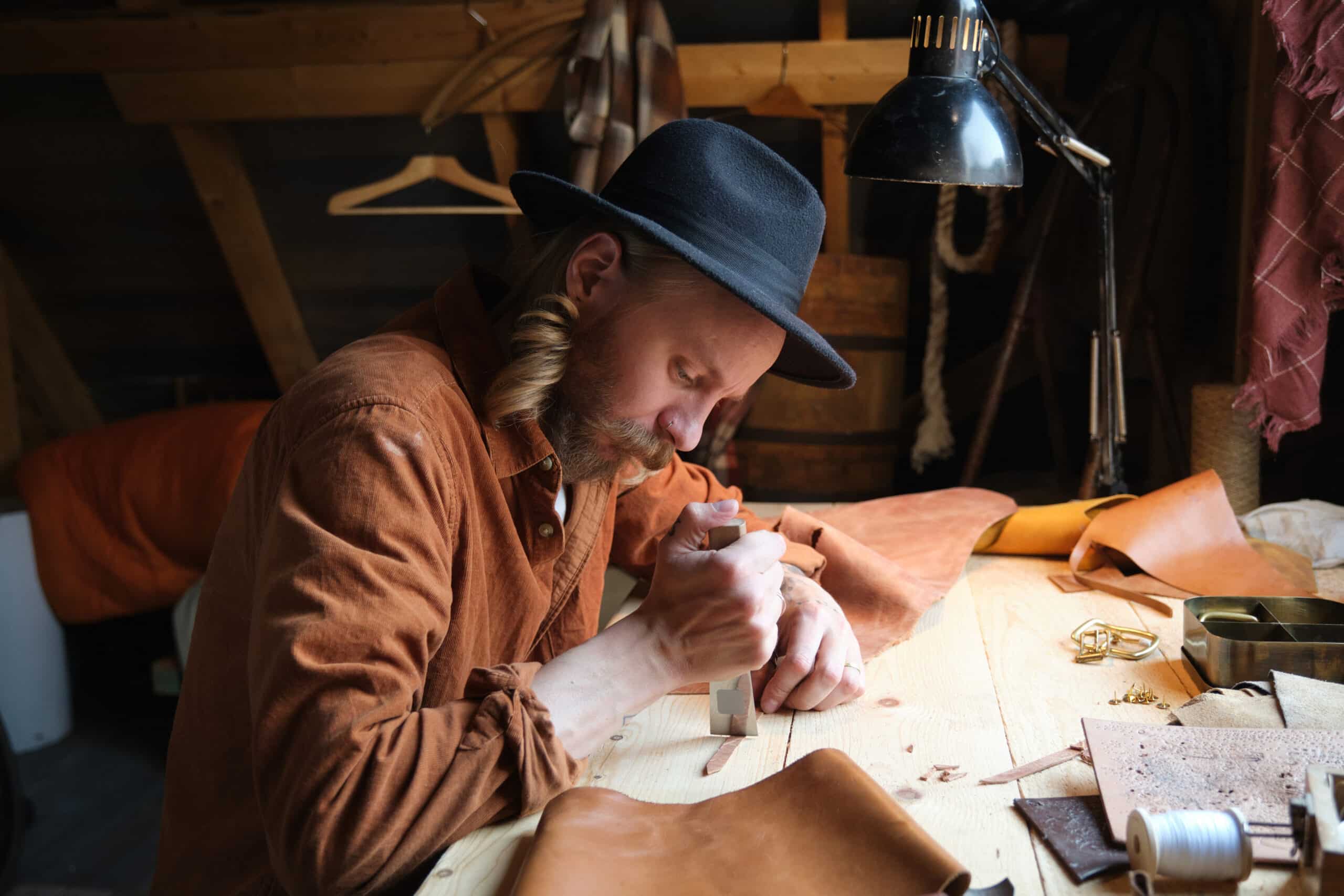 La Dorure sur Cuir : Un Savoir-Faire d'Exception au Service de la Maroquinerie et de la Reliure | Artisanat d'art