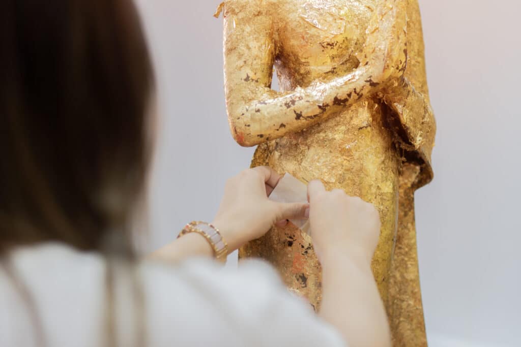 Le Métier de Doreur à la Feuille : Art et Précision au Service du Patrimoine et du Luxe | Artisanat d'art