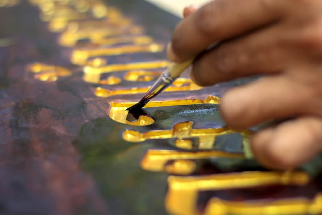 Le Métier de Doreur à la Feuille : Art et Précision au Service du Patrimoine et du Luxe | Artisanat d'art