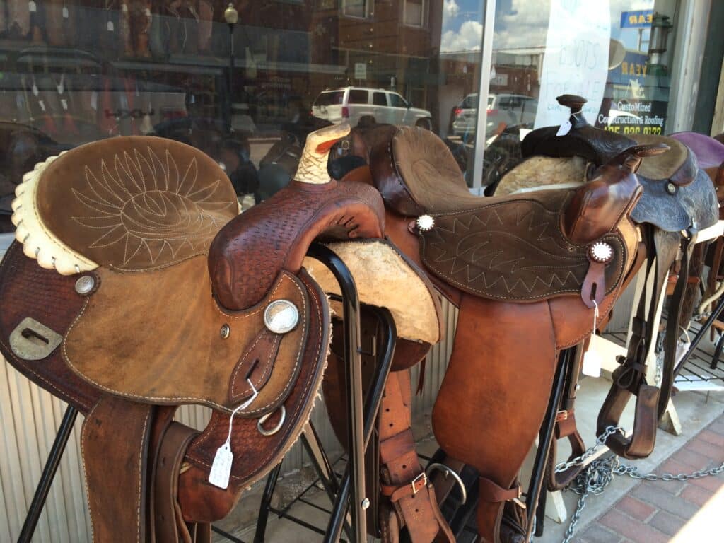 Sellier Harnacheur : Le Maître du Cuir au Service de l'Équitation et de l’Excellence Artisanale | Artisanat d'art
