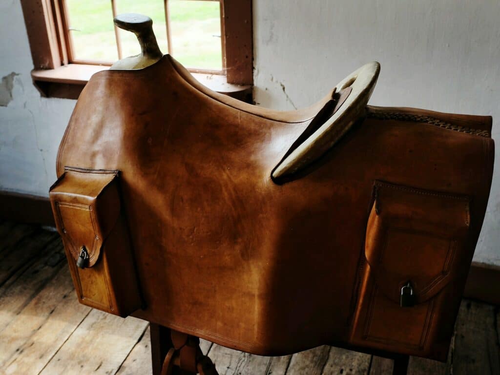 Sellier Harnacheur : Le Maître du Cuir au Service de l'Équitation et de l’Excellence Artisanale | Artisanat d'art
