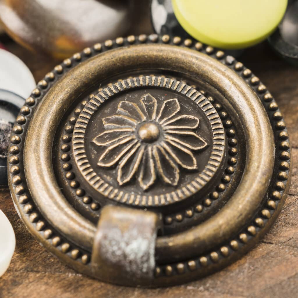 Comment nettoyer un bronze ancien sans altérer la patine ? Guide complet et conseils professionnels | Artisanat d'art