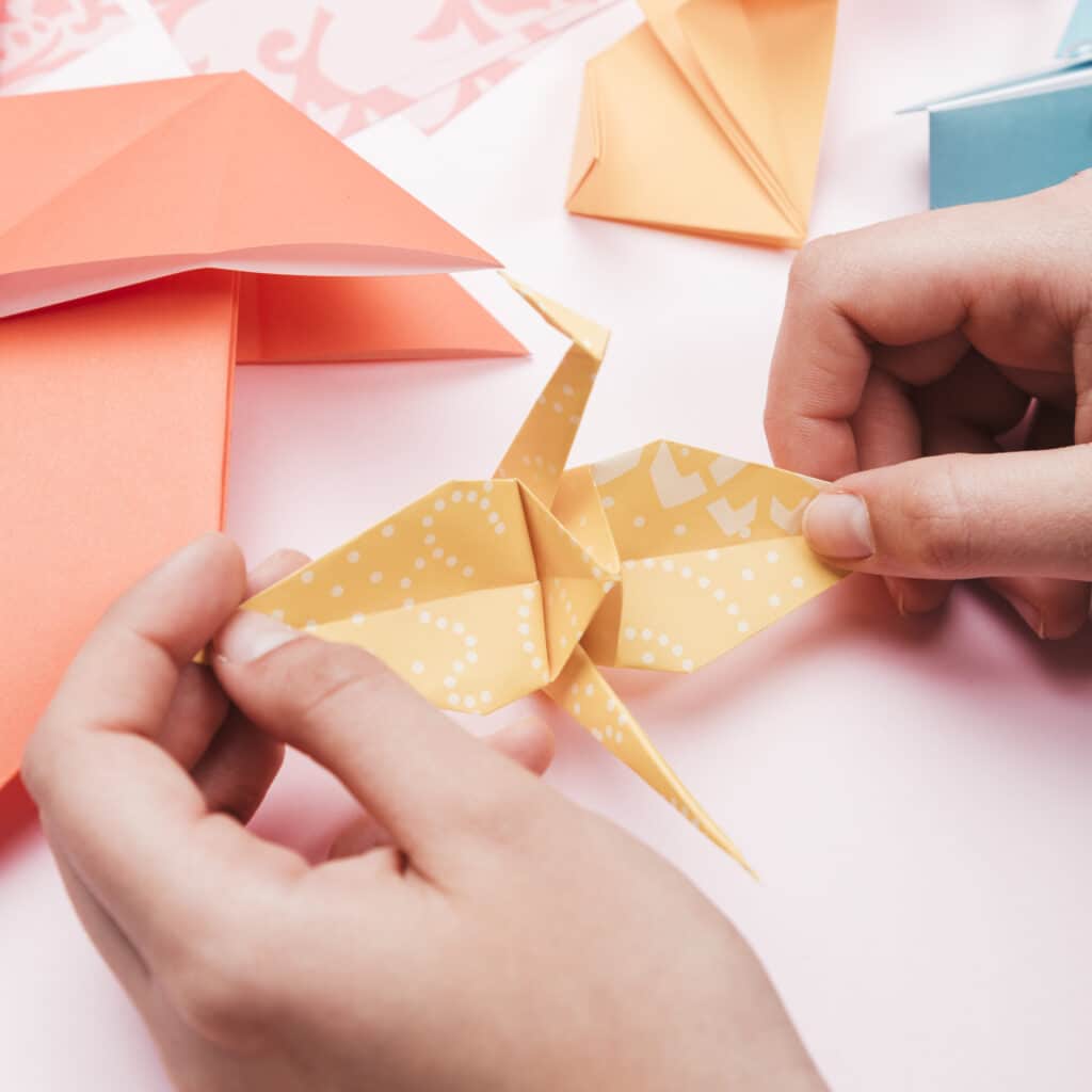 Comment nettoyer des objets d’art en papier plié (origami) : guide complet et astuces précieuses | Artisanat d'art