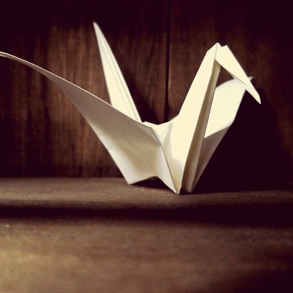 Comment nettoyer des objets d’art en papier plié (origami) : guide complet et astuces précieuses | Artisanat d'art