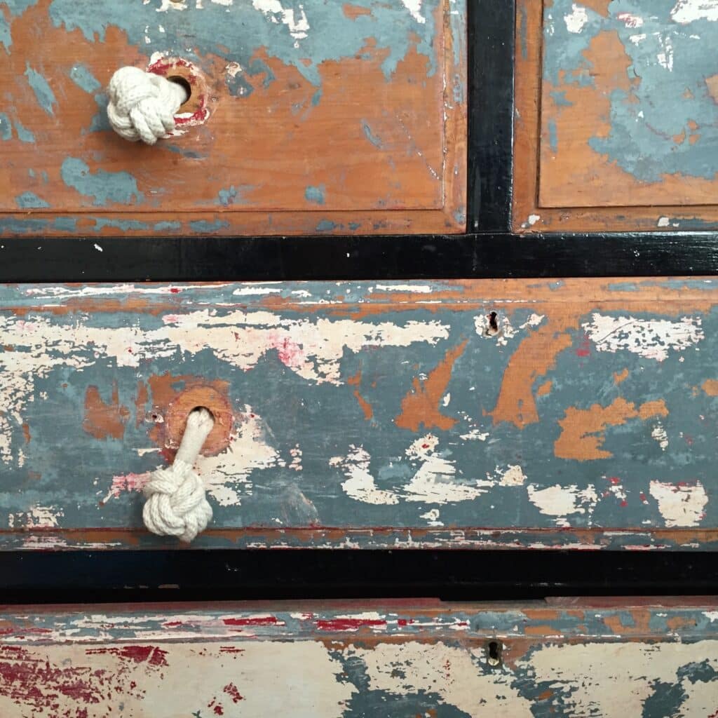 Comment rénover un meuble en bois précieux ou en marqueterie : guide détaillé et conseils pratiques | Artisanat d'art