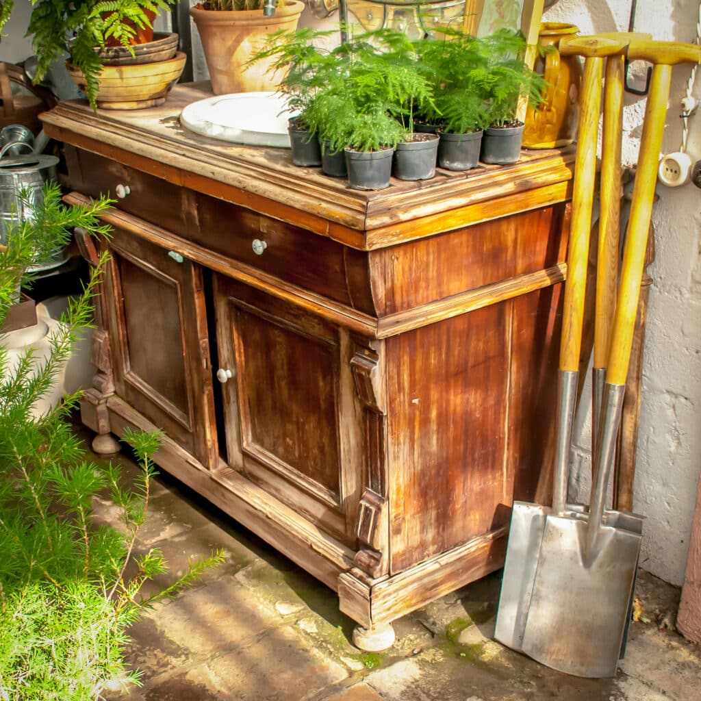 Comment rénover un meuble en bois précieux ou en marqueterie : guide détaillé et conseils pratiques | Artisanat d'art