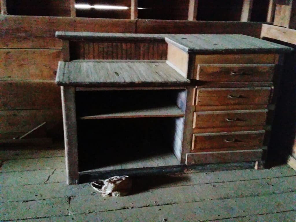 Comment entretenir un meuble ancien sans l’abîmer