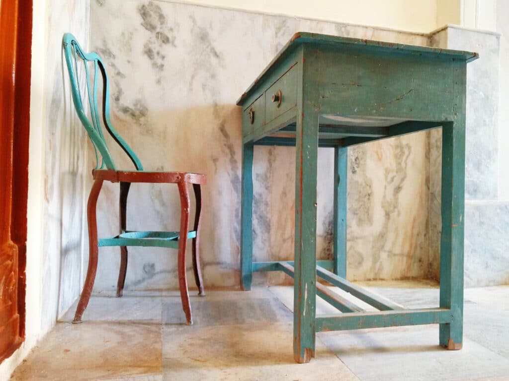 Comment fabriquer un meuble artisanal à partir de matériaux recyclés