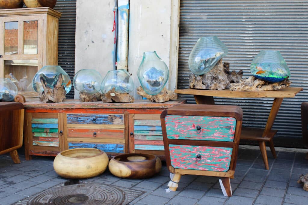 Comment fabriquer un meuble artisanal à partir de matériaux recyclés