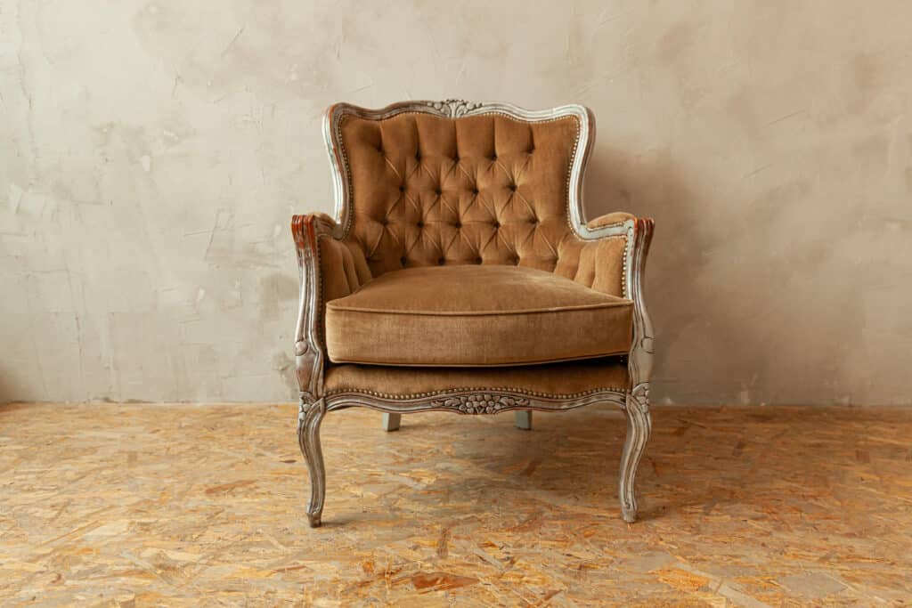Comment restaurer une chaise Louis XV recouverte de tissu usé
