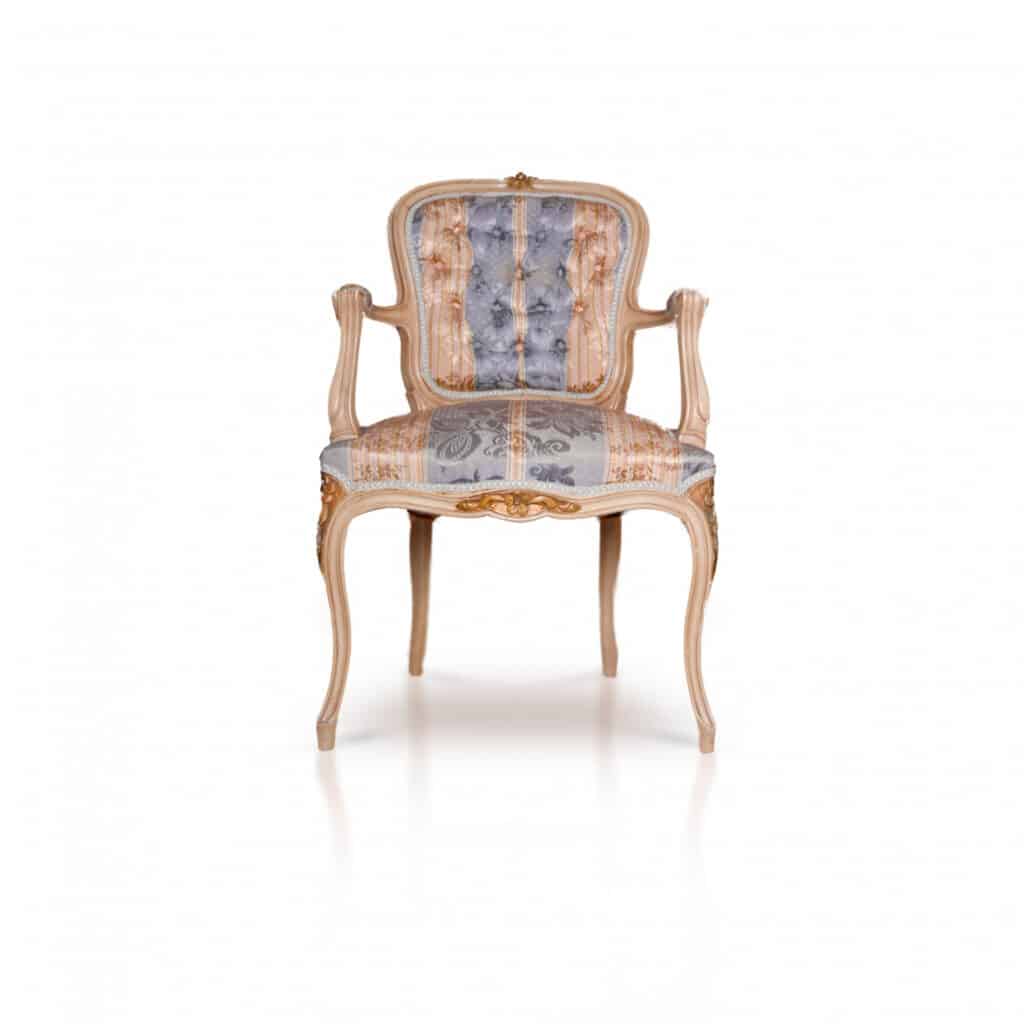 Comment restaurer une chaise Louis XV recouverte de tissu usé