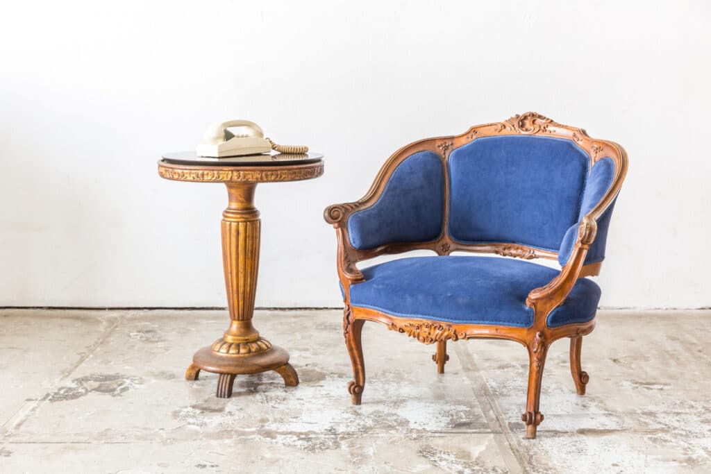 Comment restaurer une chaise Louis XV recouverte de tissu usé