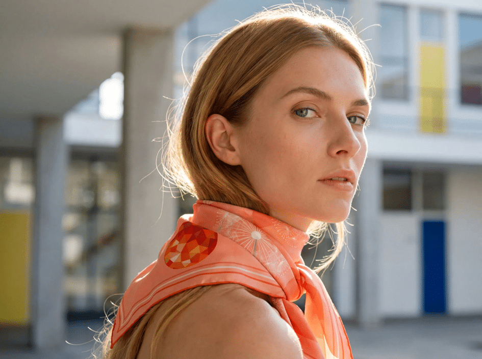 L’Art du Carré de Soie : L’Excellence de la Manufacture Italienne et l'Innovation Technique