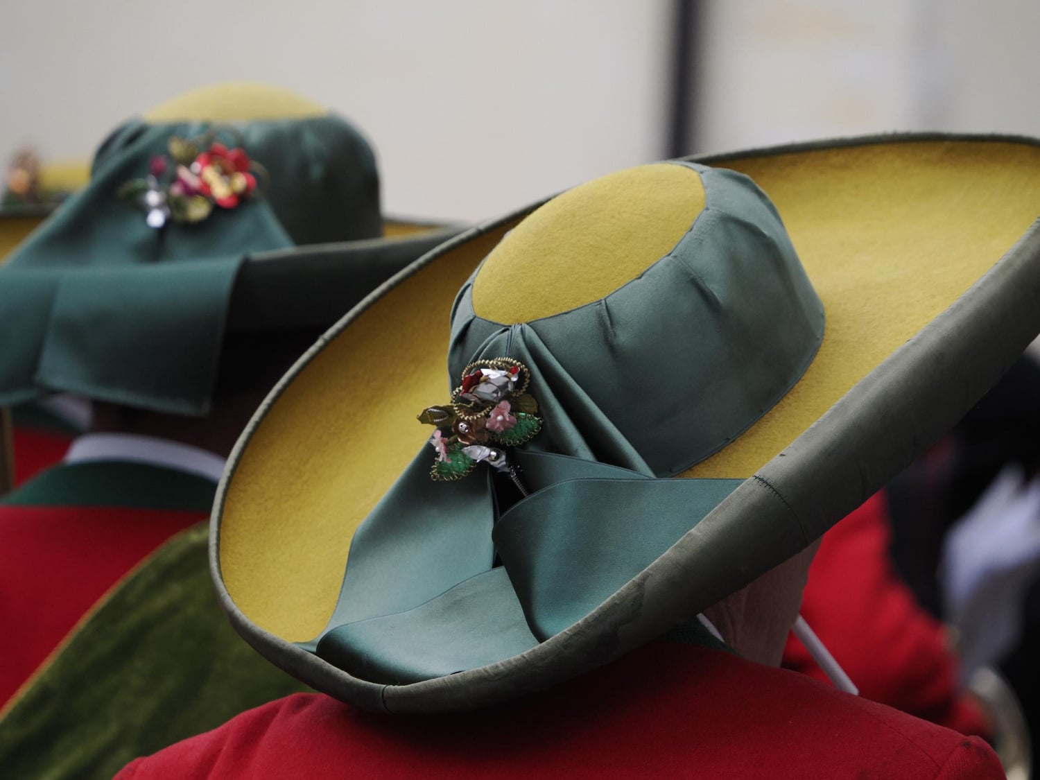 Chapelier spectacle créer des chapeaux qui tiennent la scène
