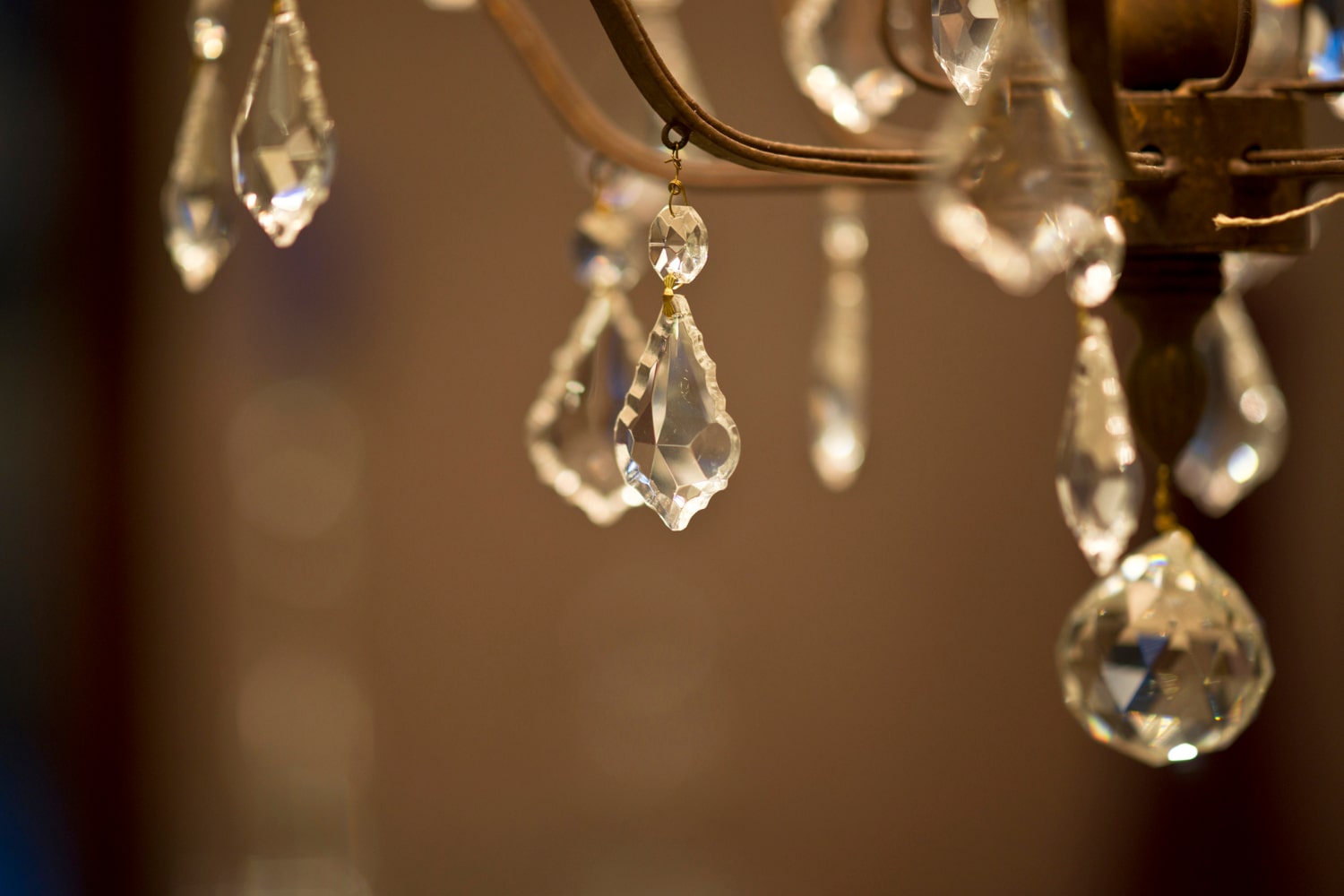 Comment nettoyer un luminaire en cristal (sans traces ni risques)