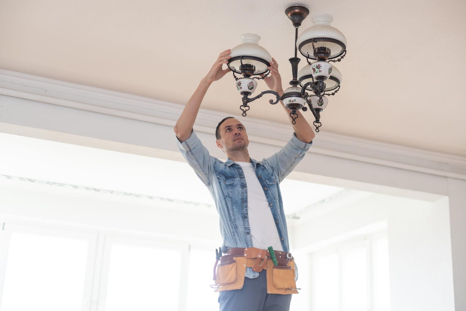 Qui peut réparer un luminaire défectueux (et quand appeler un pro)