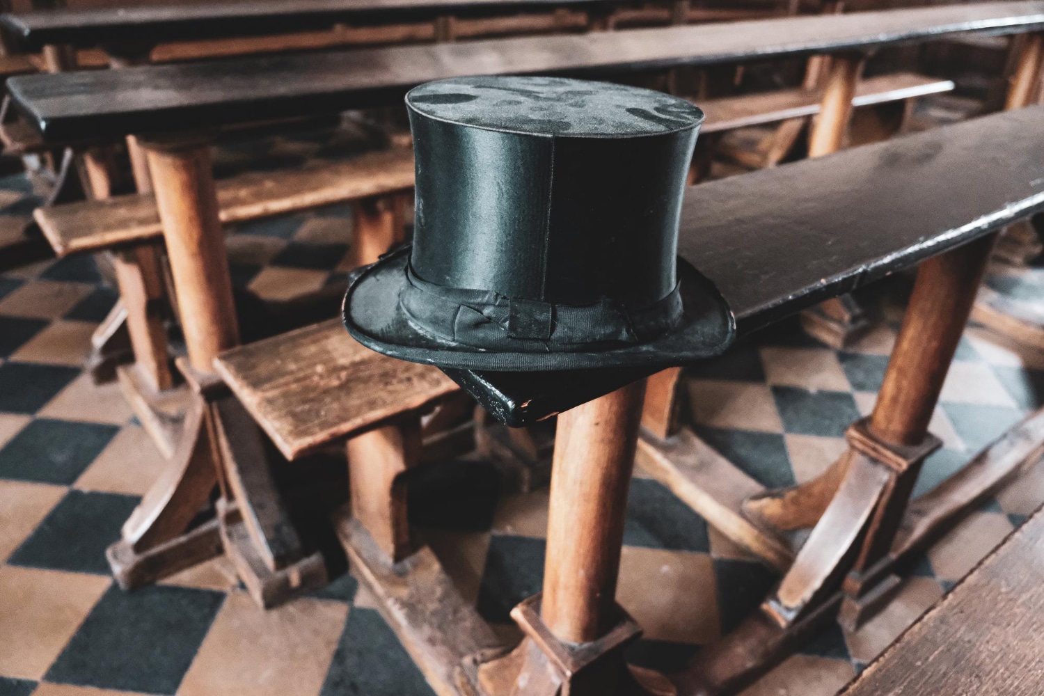 Restauration de chapeaux anciens les techniques qui évitent les dégâts