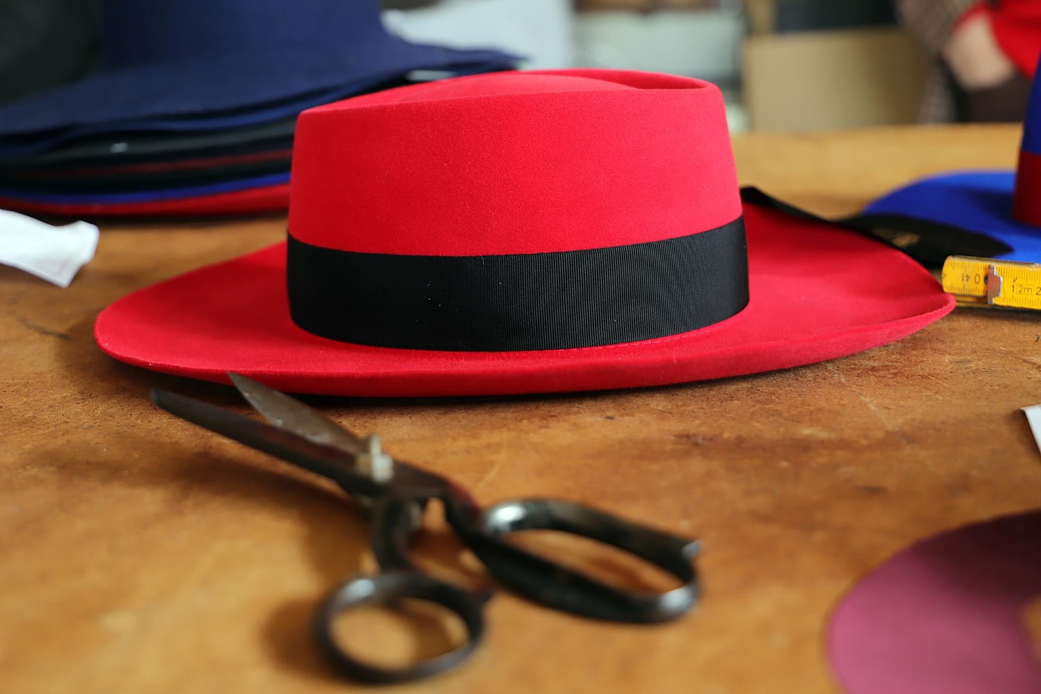Techniques chapelier les fondamentaux pour créer un chapeau durable
