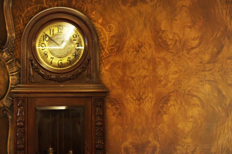 Caisse en bois sculpté d'une horloge de parquet ancienne, porte vitrée et balancier