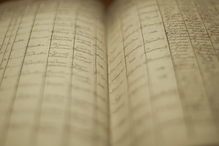 Page de registre ancien au papier jauni par le temps