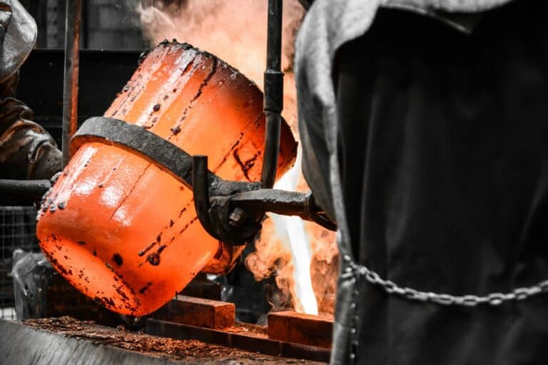 Coulée de métal en fusion dans un moule de fonderie