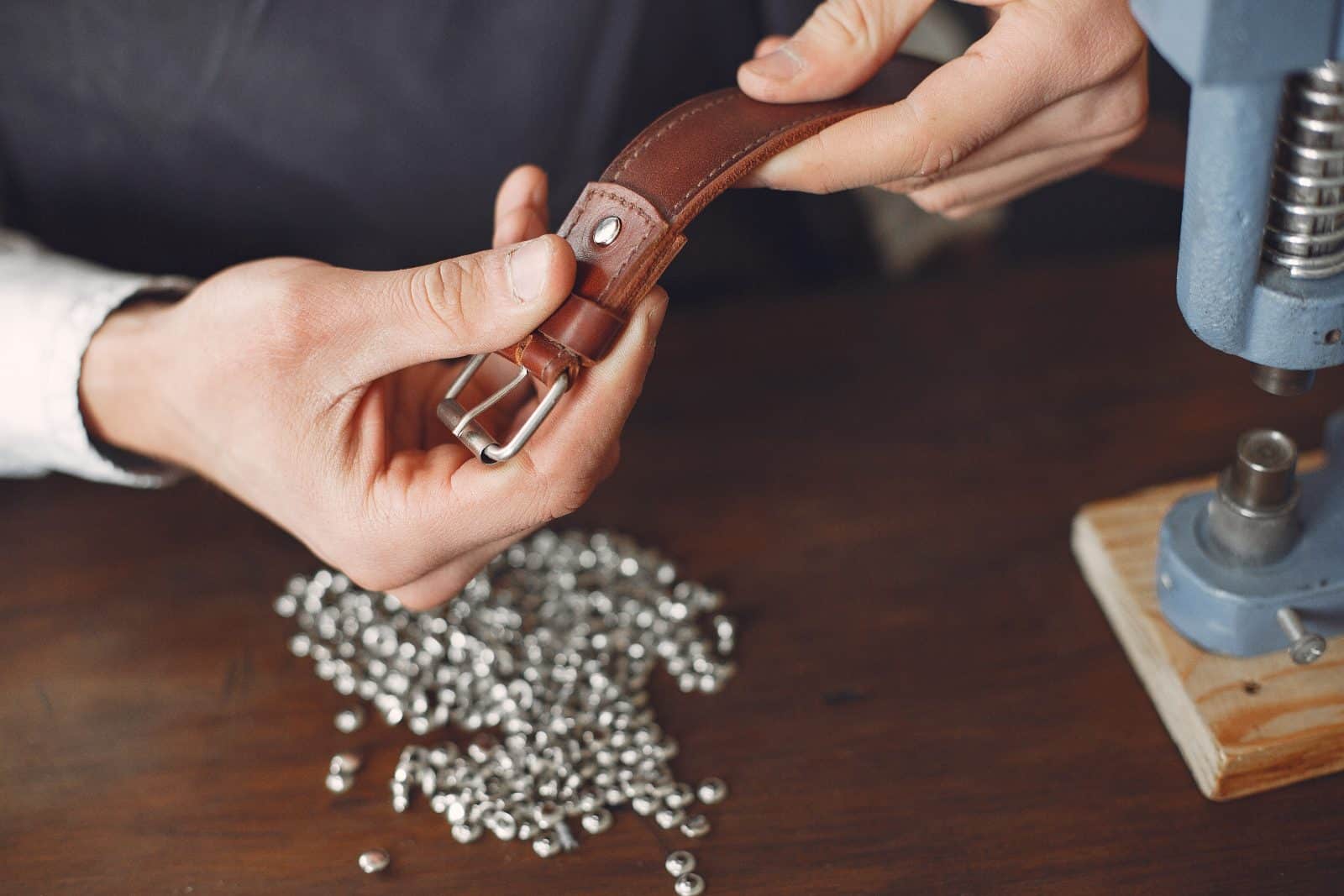 Artisan travaillant le cuir à son établi