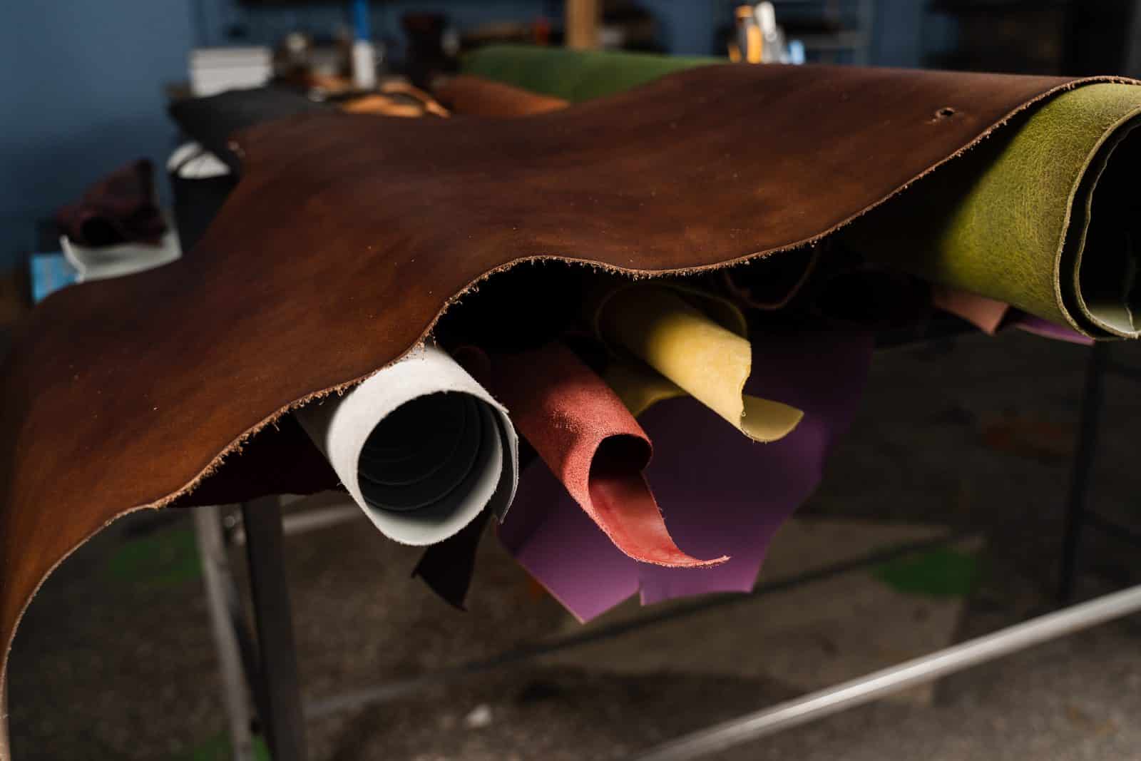Rouleaux de cuir tanné de différentes couleurs dans un atelier