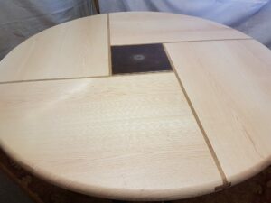 TABLE RONDE EN FRENE 4 QUARTS - - Artisanat d'art de France